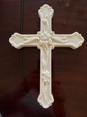 NWOT Lenox Cream Ceramic Wall Cross with Scalloped Ends